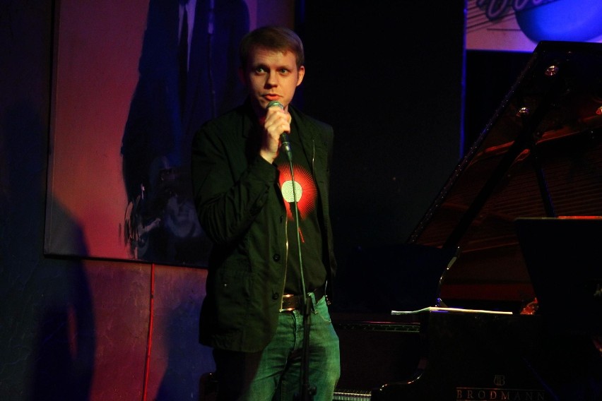 Łukasz Pawlik zapowiadał każdy z wykonywanych utworów