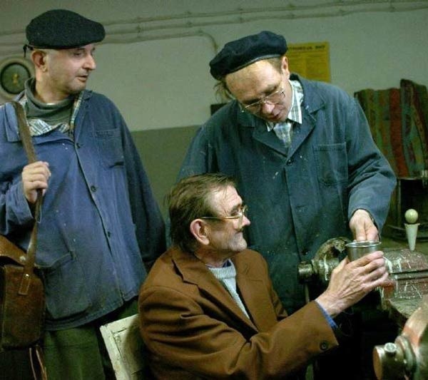 Aktorzy - pensjonariusze DPS grający główne role. Od lewej: Techmański Krzysztof, Czesław Pojnar i Waldemar Olbrot