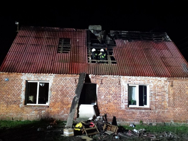 Sąsiedzi pomogli kobiecie opuścić dom. Strażacy zajęli się ratowaniem budynku przed całkowitym zniszczeniem, ale mimo ich starań dom został mocno zniszczony. Straty są ogromne.