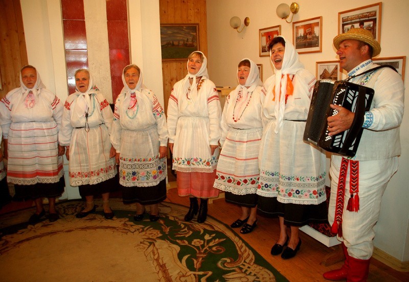 Białoruś. Bezdzieskie fartuszki w kolorowym muzeum