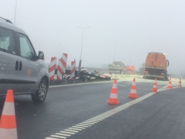 Wypadek na autostradzie A1: Służby drogowe wciąż usuwają skutki wypadku.