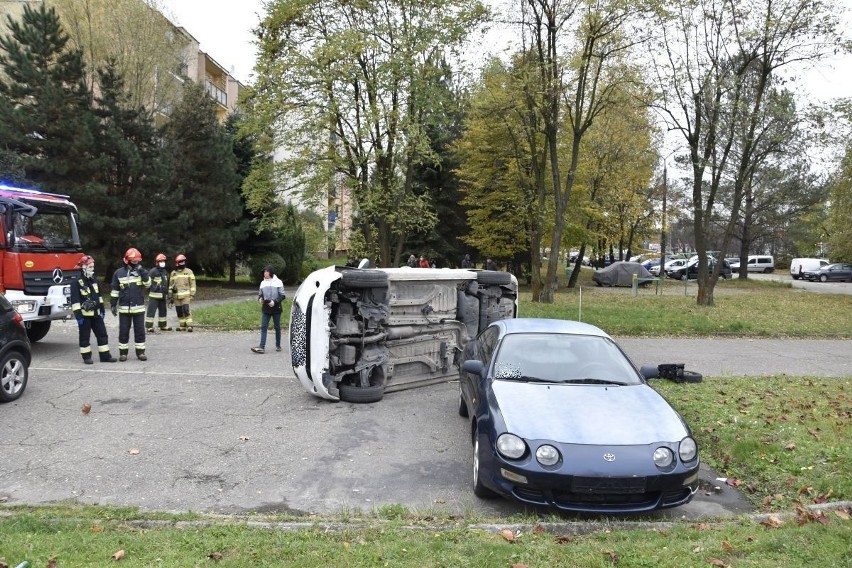 Wypadek w Tarnowie. Brawurowa jazda po Osiedlu Legionów w Tarnowie zakończyła się uszkodzeniem znaku drogowego i samochodów