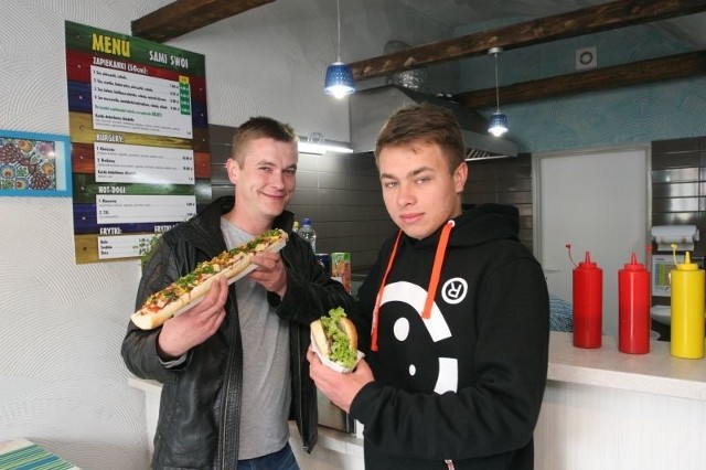 Grzegorz Klimczyk i Szymon Stępniewski zachwalali zapiekanki i hamburgery z lokalu &#8222;Sami Swoi&#8221; w Chęcinach.