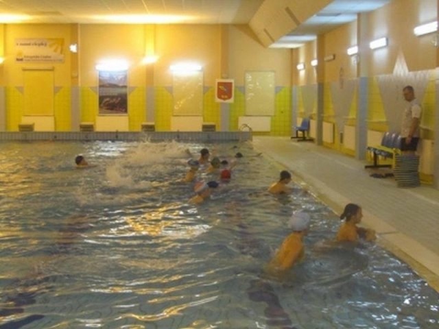Dwa razy w tygodniu młodzież z Szydłowca bierze udział w zajęciach na basenie w Skarżysku-Kamiennej.