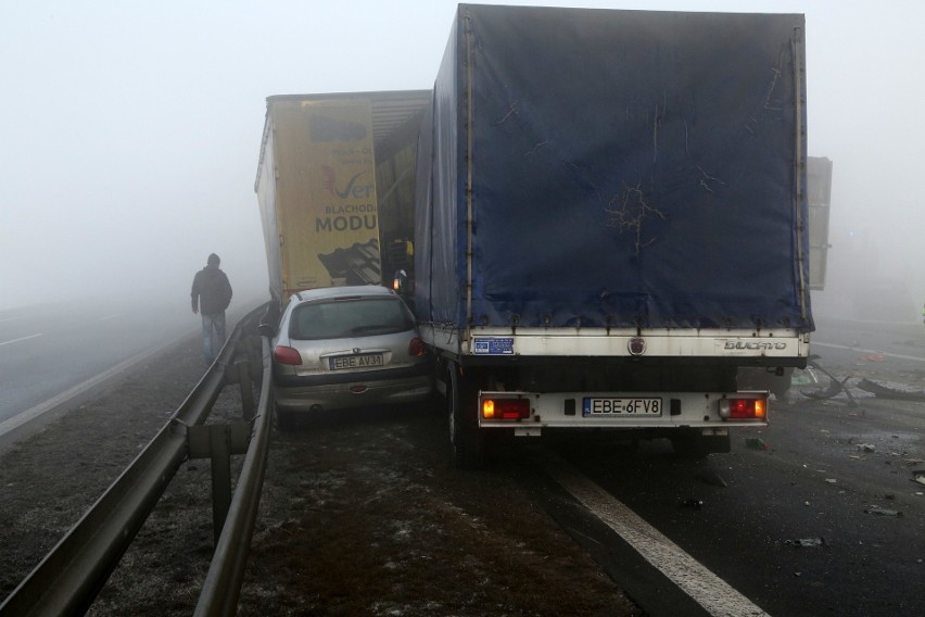 Karambol na A1 koło Piotrkowa Trybunalskiego. Zderzenie...