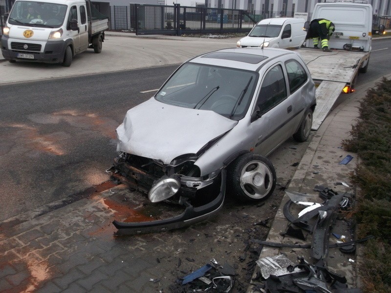 Wypadek na Oporowie. Jedna osoba ranna, opel przewrócił się na bok (ZDJĘCIA)