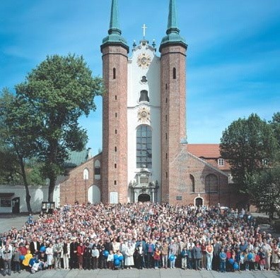 Zdjęcie mieszkańców gdańskiej Oliwy zostało wykonane 12 maja 2004 r. przed katedrą. Pozowało około 3 tys. osób, w tym schowany w tłumie prezydent Lech Wałęsa. Jest szansa, że gorzowian będzie w niedzielę dwa razy więcej.