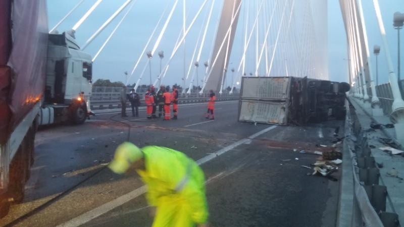 Wypadek na moście Rędzińskim, na AOW przewróciła się...