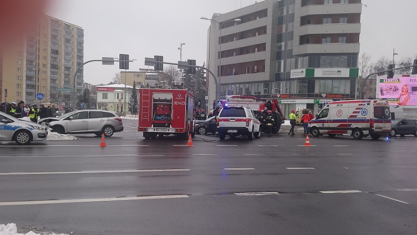 Wypadek karetki na ulicy Waszyngtona. W zdarzeniu drogowym udział brały trzy samochody [ZDJĘCIA, WIDEO]