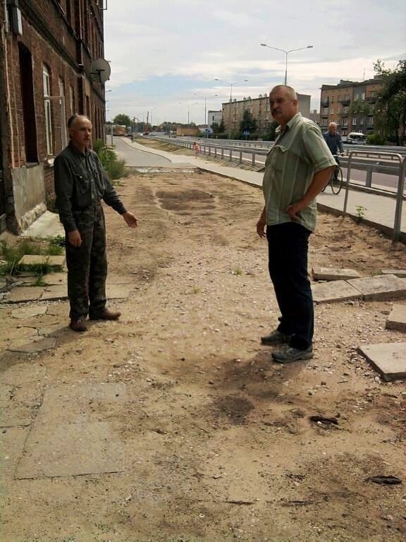 - Nie zgadzamy się, żeby tu była droga &#8211; mówią od lewej: pan Henryk i Krzysztof, mieszkańcy kamienicy przy ulicy Mariackiej 23 w Radomiu. - Przecież my tędy wychodzimy z posesji, powinna tu być zasadzona trawa.