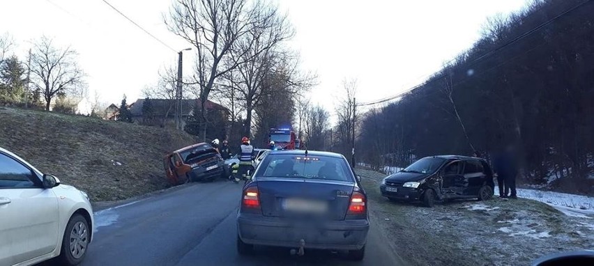 Wypadek w Jerzmanowicach. Zderzyły się trzy pojazdy             