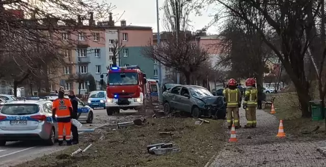 Rozpędzony lanos wypadł z drogi i uderzył w latarnię. Kierowca był pijanyZobacz kolejne zdjęcia. Przesuwaj zdjęcia w prawo - naciśnij strzałkę lub przycisk NASTĘPNE