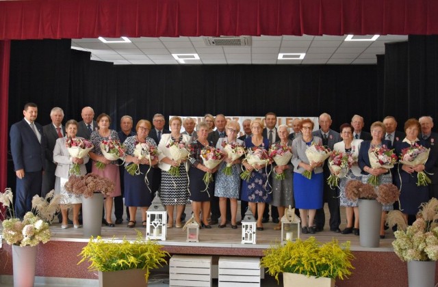 Kilkanaście par z gminy Bobrowo otrzymało medale za długoletnie pożycie małżeńskie