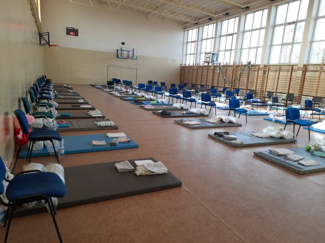 Miejsca do noclegu dla uchodźców, którzy dojadą do Radomia przygotowano w sali gimnastycznej szkoły przy ulicy Wierzbickiej.