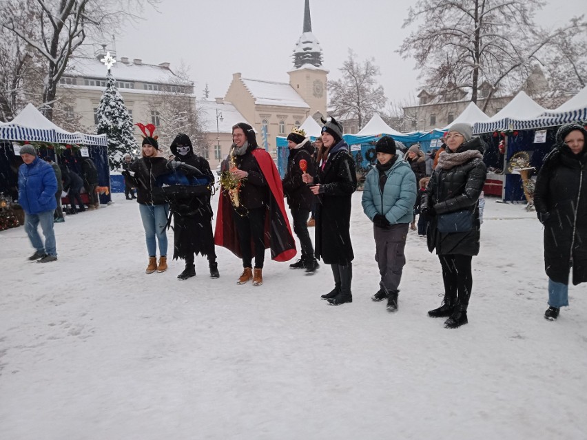 Harcerze na Rynek w Skawinie przyszli z Betlejemskim Światłem Pokoju