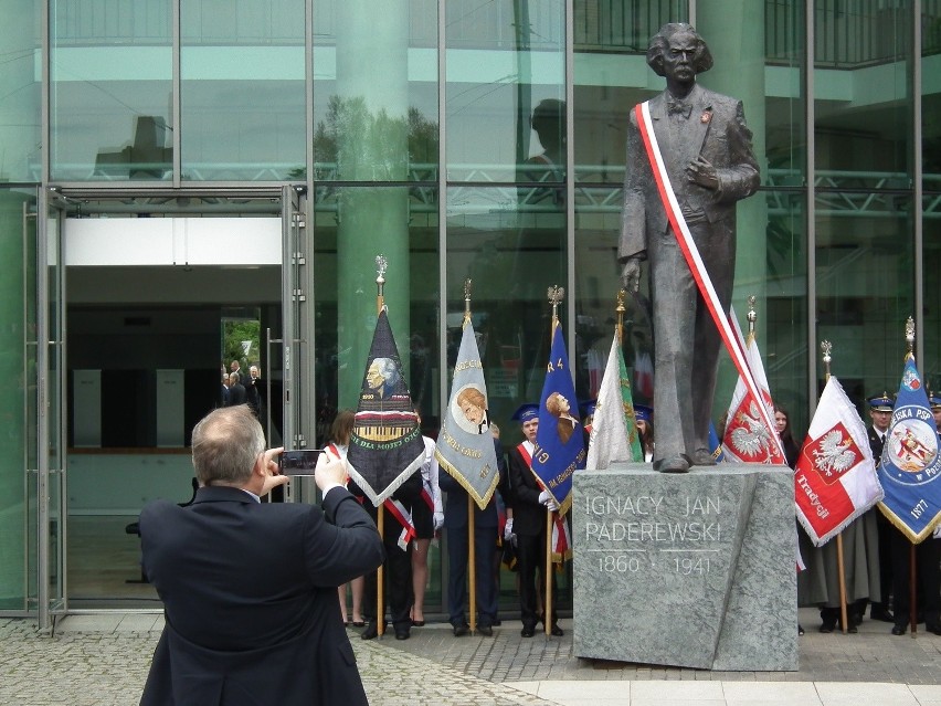 Prezydent Komorowski odsłonił pomnik Ignacego Jana...