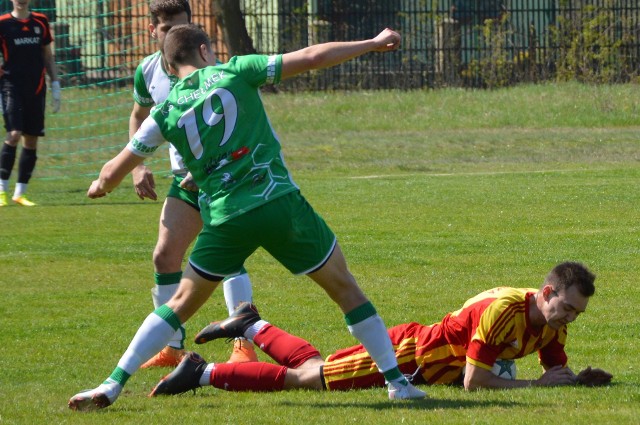 Chełmek (biało-zielone stroje) pokonał na własnym boisku Kalwariankę 2:1.