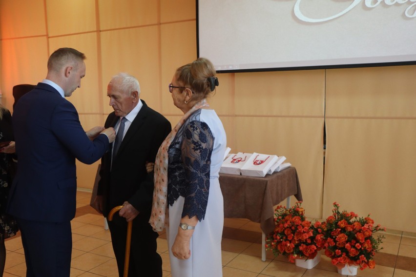 12 par z gminy Kulesze Kościelne obchodziło 50. rocznicę ślubu. Pamiątkowe medale wręczył wójt Stefan Grodzki [ZDJĘCIA]