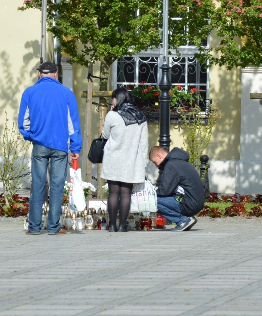 Mieszkańcy Darłowa oddają hołd rodzinie, która zginęła w...