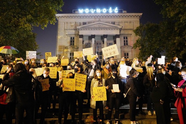 Od kilku dni na ulicach wielu polskich miast trwają masowe protesty po wyroku Trybunału Konstytucyjnego w sprawie aborcji. Teraz ich organizatorom może grozić nawet 8 lat więzienia