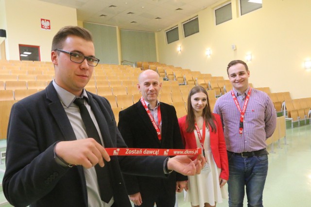 W Opolu akcja organizowana jest od 2013 roku. Do udziału w niej zapraszają: Tomasz Matusz z PMWSZ, dr Tomasz Halski, rektor PMWSZ, Milena Mazurkiewicz, ambasador akcji z UO, i Patryk Niedworok, ambasador z PO.