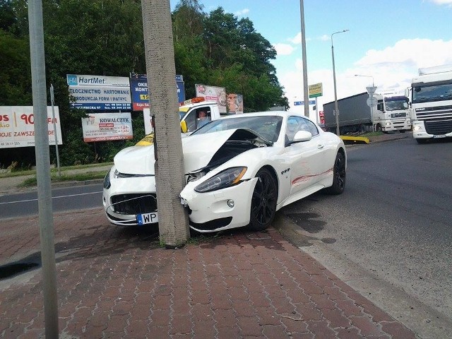 W wyniku kolizji maserati uderzyło w latarnię.