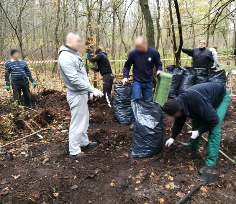 Osadzeni z Gdańska zbierają buty z KL Stutthof [ZDJĘCIA]