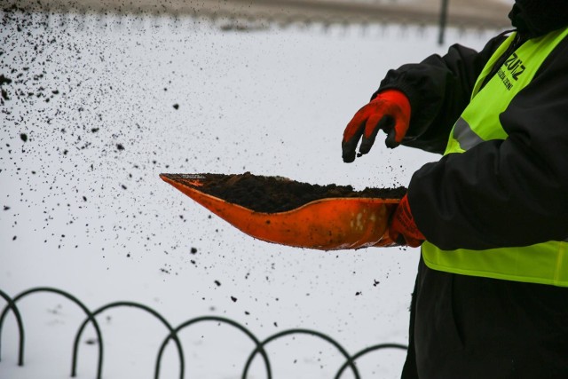 Do posypywania zamarzniętych chodników oraz alejek zostały testowo użyte fusy z kawy pozyskane z krakowskich kawiarni. Czy pomysł przyjmie się w Trójmieście?