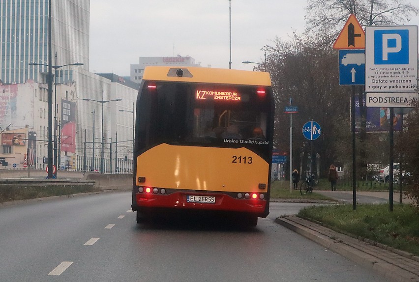 Zderzenie dwóch tramwajów w centrum Łodzi. Jedna osoba trafiła do szpitala, wystąpiły duże utrudnienia w komunikacji