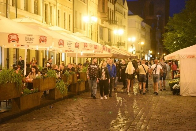 Toruńska starówka w weekendowe, letnie wieczory i noce nie zawsze jest miejscem bezpiecznym