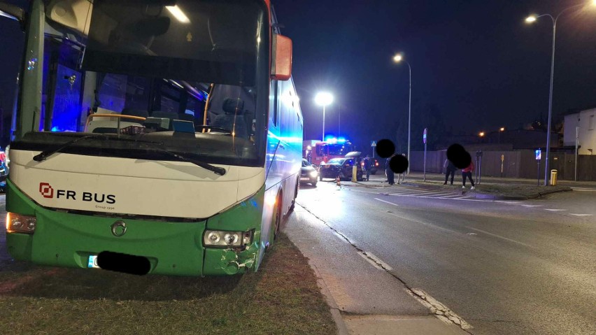 Zderzenie osobówki z autobusem w Bydgoszczy. Dwoje dzieci w szpitalu