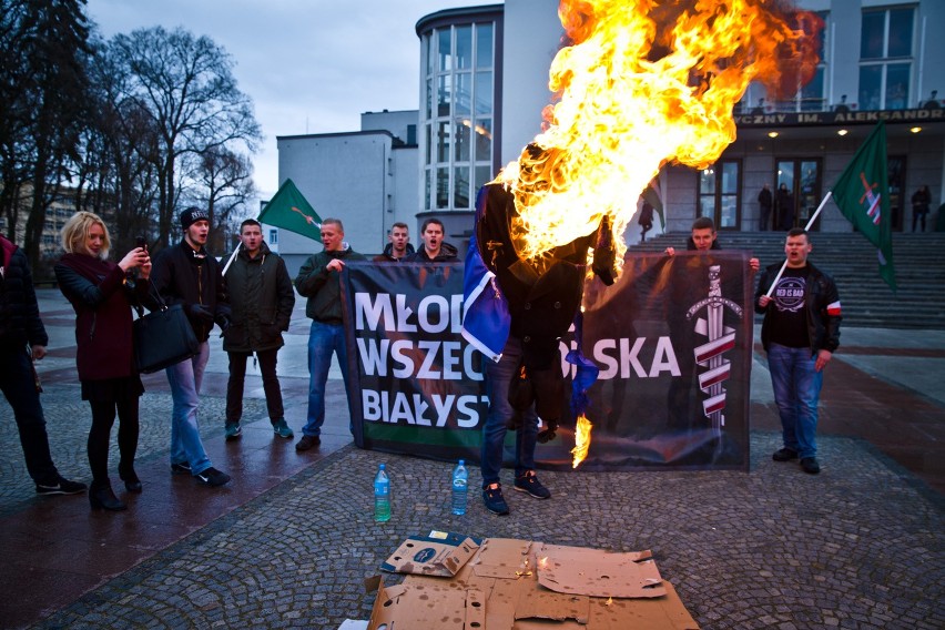 Młodzież Wszechpolska spaliła kukłę kanclerz Merkel