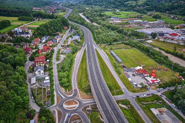 W 2022 roku Generalna Dyrekcja Dróg Krajowych i Autostrad wybudowała w Pcimiu sześciowlotowe rondo na skrzyżowaniu łącznic węzła S7 i dróg gminnych
