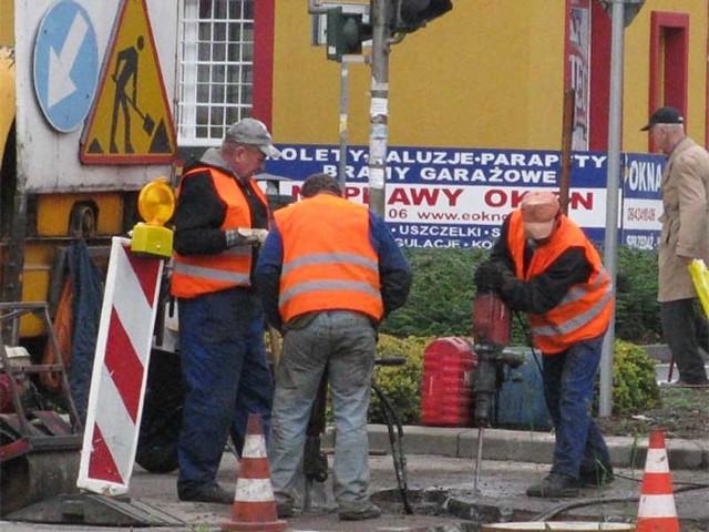 Drogowcy prowadzą remonty dróg w Koszalinie.