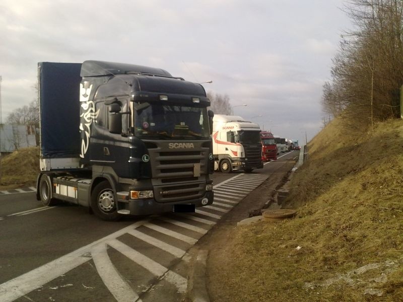 Gigantyczny protest kierowców [FOTO]. 500 tirów blokuje drogę krajową