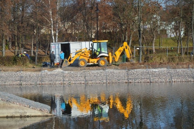 Nowe nabrzeże zalewu w Suchedniowie jest niemal gotowe.