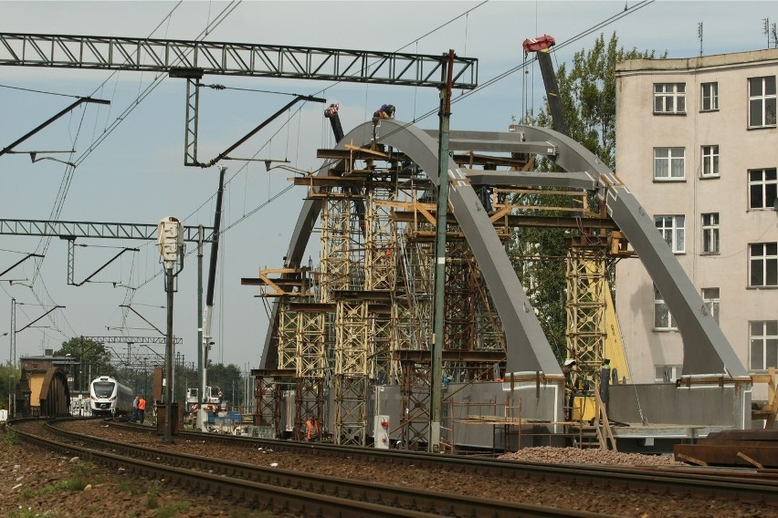 Nowe przęsło wiaduktu nad Grabiszyńską waży kilkaset ton. Zamkną ulicę na czas montowania (ZDJĘCIA)