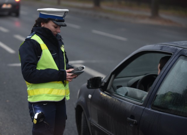 Policjantka z komendy Policji w Słupsku zatrzymała pijaną kobietę, która kierowała samochodem. Amatorka jazdy na „podwójnym gazie” już straciła prawo jazdy. Grozi jej do 2 lat więzienia, utrata prawa jazdy, sądowy zakaz prowadzenia pojazdów i wysoka grzywna.