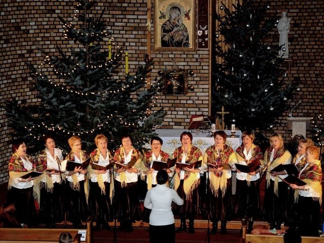 Zespół Ale Babki z gminy Kobylnica nie tylko ładnie śpiewał , ale także dobrze się prezentował w kościelnym wnętrzu. 