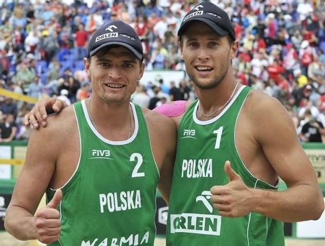 Jakub Szałankiewicz (z lewej) i Michał Kądzioła zdobyli brązowy medal mistrzostw Polski w siatkówce plażowej. 