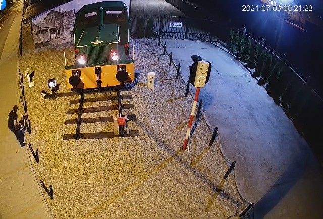 Odrestaurowana lokomotywa w Trzebini przyciąga  złodziei i wandali