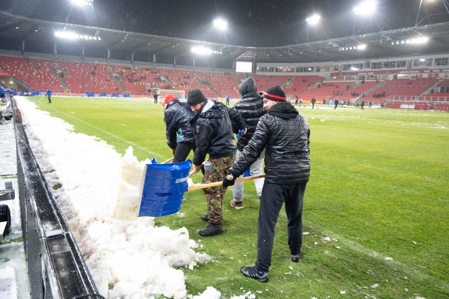 Oficjale Widzewa odśnieżali boisko w Łodzi przed meczem ekstraklasy z Jagiellonią Białystok
