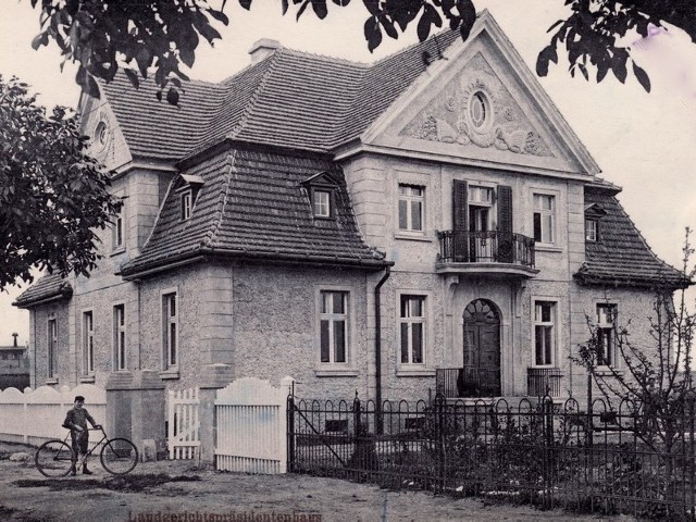 Dom prezydenta (Präsidentenhaus) stał przy skrzyżowaniu ówczesnych ul. Minkestrasse i Bismarckstrasse (obecne ulice Sportowa i Staszica)
