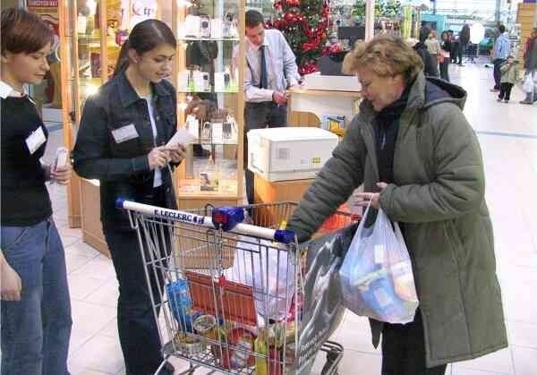 Danuta Zaręba co roku przekazuje dla biednych coś ze swoich zakupów.