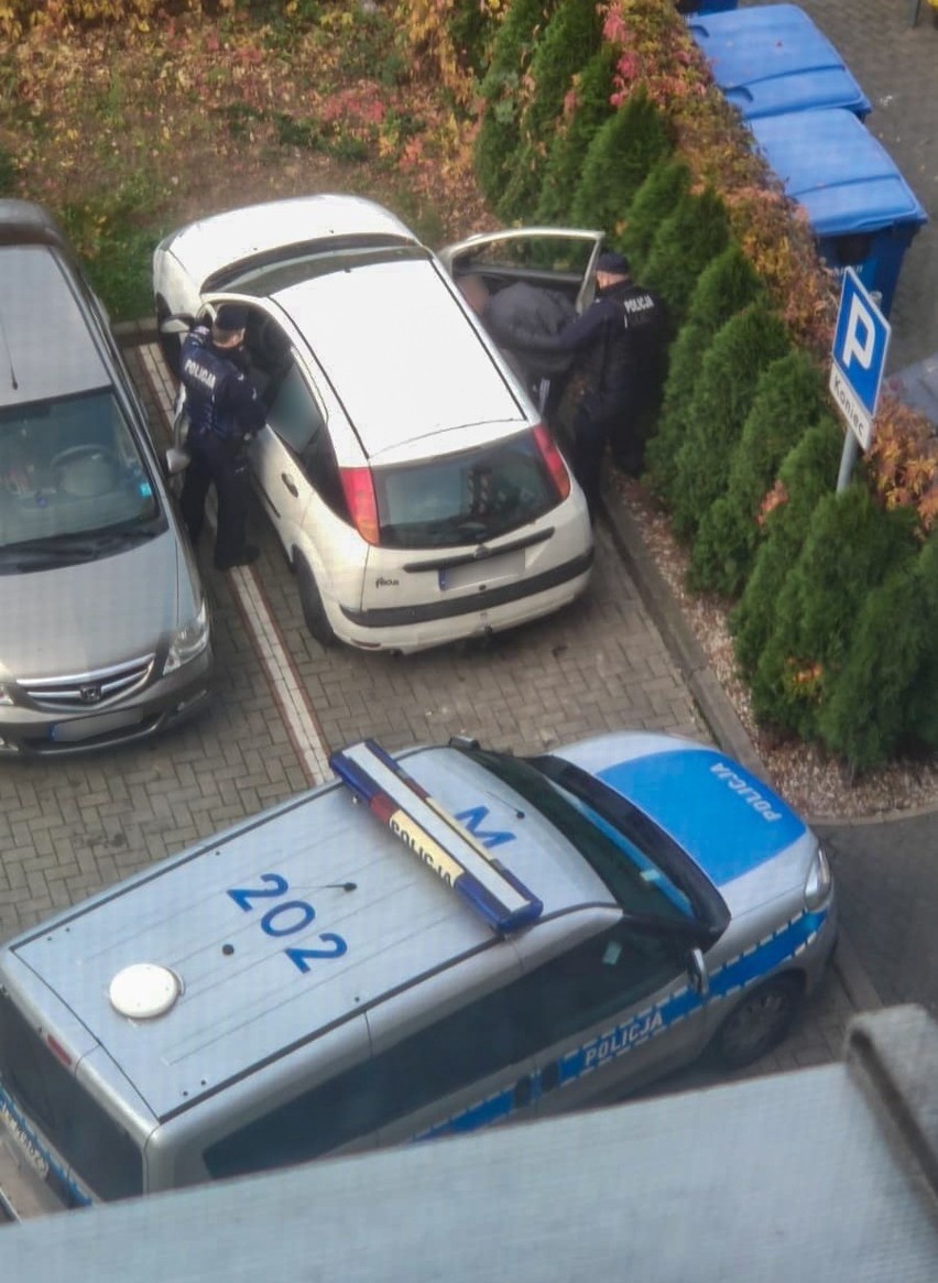 Białystok. Złodzieje elektronarzędzi pakowali łupy do samochodu pod oknami policjanta na kwarantannie. Zostali zatrzymani (zdjęcia)