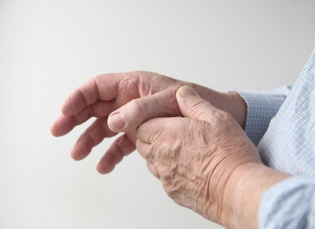 Ciągły i ostry ból przy poruszaniu kciukiem może świadczyć o rozwijającym się zapaleniu pochewek ścięgnistych kciuka.