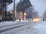 Zima w Małkini Górnej. Obfite opady śniegu zasypują Małkinię, pełno śniegu na drogach i chodnikach. Zdjęcia