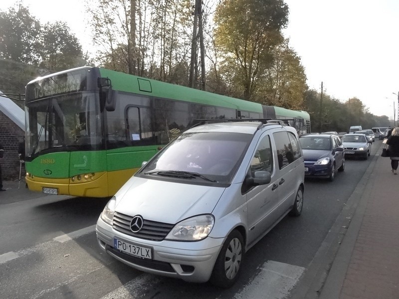 Wszystkich Świętych. Korki przy cmentarzach, pustki w...