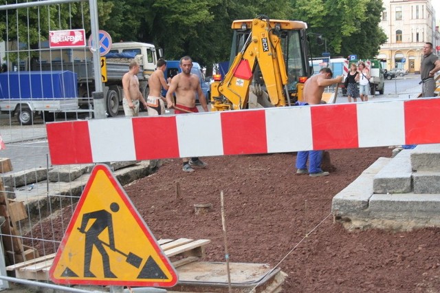 Pracownicy zaczęli remont chodników na rynku od strony ulicy Toruńskiej - zmierzać będą w kierunku ulicy Hallera