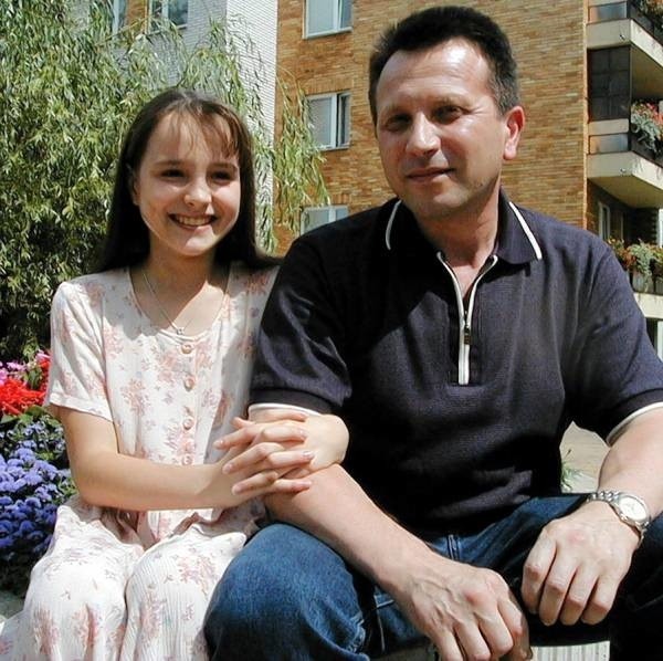 Marina, jako jedenastoletnia dziewczynka, ze swoim tatą przy bloku w Stalowej Woli.
